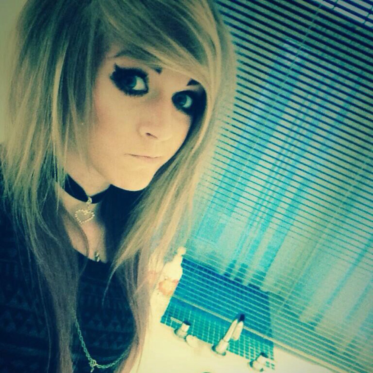 20 | Single | brOKen | Suicidal | Psychotic | no family | FML |