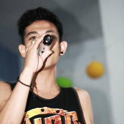 Yang pegang mic & nyanyi di sebuah band..kalo ngak salah nama band nya metalhead deh...