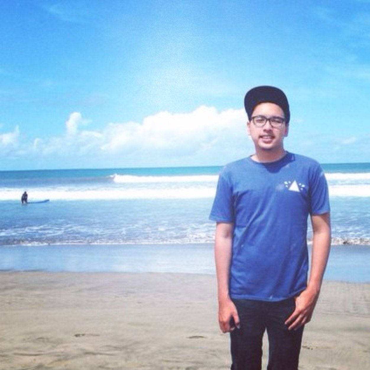 vickvert's profile picture. Ada satu cerita dimana saya blm bisa cerita // arettaa's