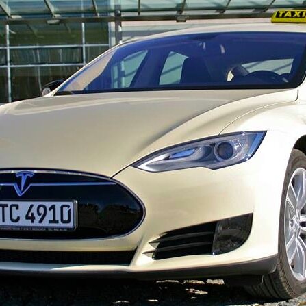 Emissionslos aber sicher nicht emotionslos: Unser Tesla Taxi Model S! Unsere gesamte Taxi Flotte in München besteht aus 2 Elektroautos und 50 Hybridtaxis!