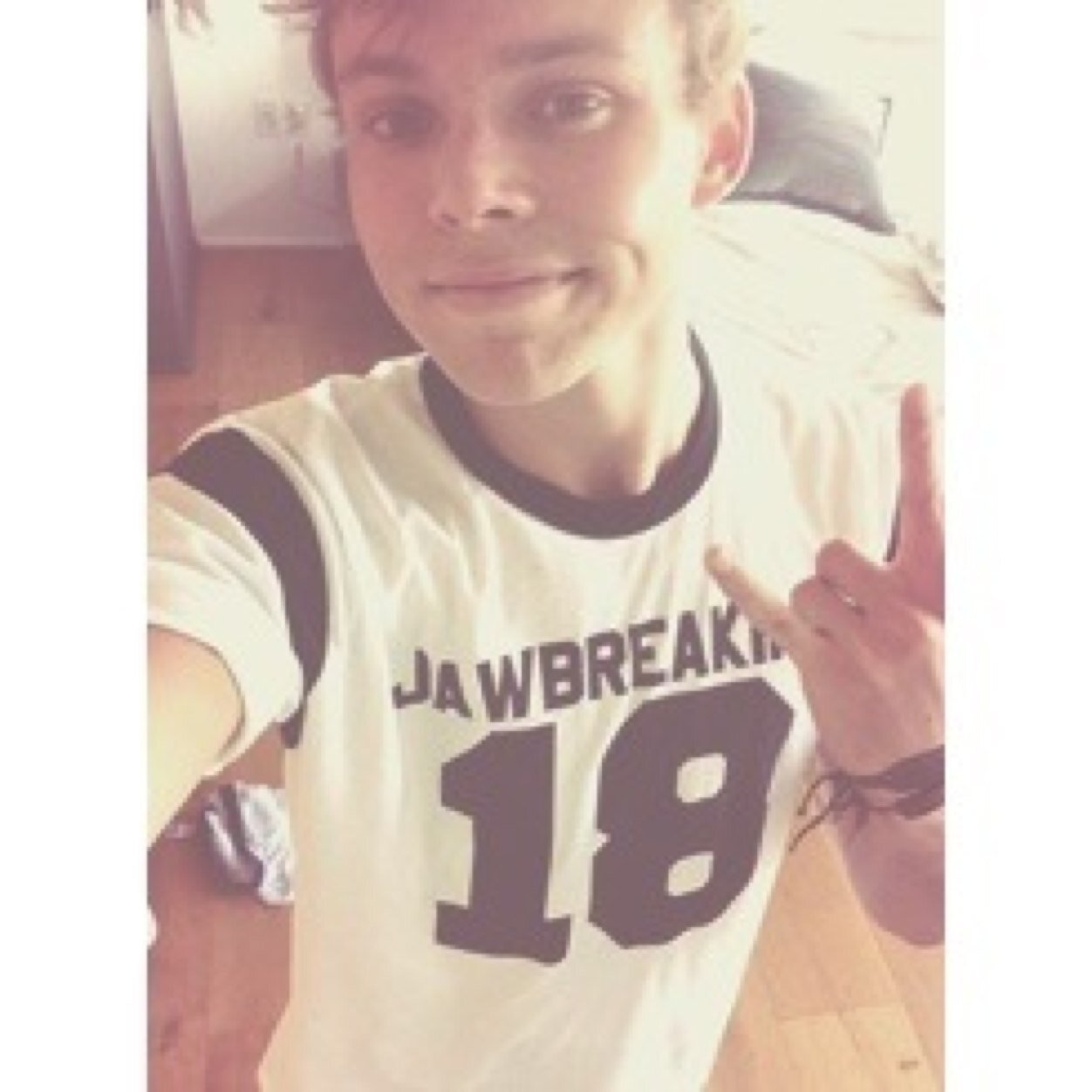 Hey follow @veggiecalum shes looking for new mutuals and you can ask her for a dm to luke/4