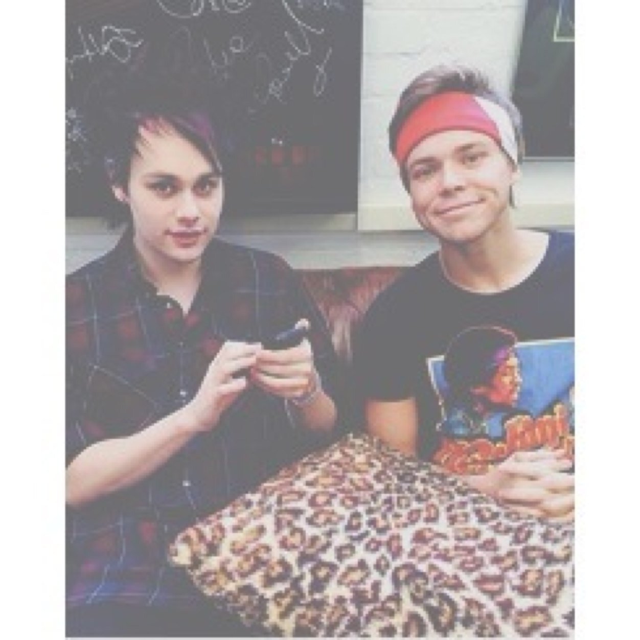 Hey follow @veggiecalum shes looking for new mutuals and you can ask her for a dm to luke/4