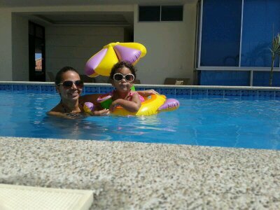 Vivo la vida disfrutando lo q hago dia a dia... Amo a mi hija ,100% entregada a mi familia ♥..