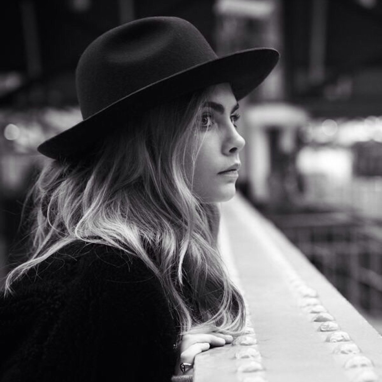 wears_noir's profile picture. 