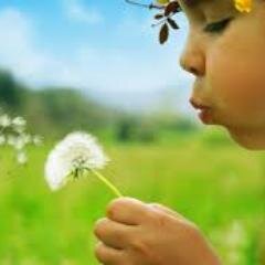 FELIZ, AMIGA, MEIGA, MUITO CHORONA, GOSTO DE VIAJAR,IR AO CINEMA, NAMORAR,TRABALHAR NA MINHA PROFISSÃO E CURTIR MUITO A VIDA.