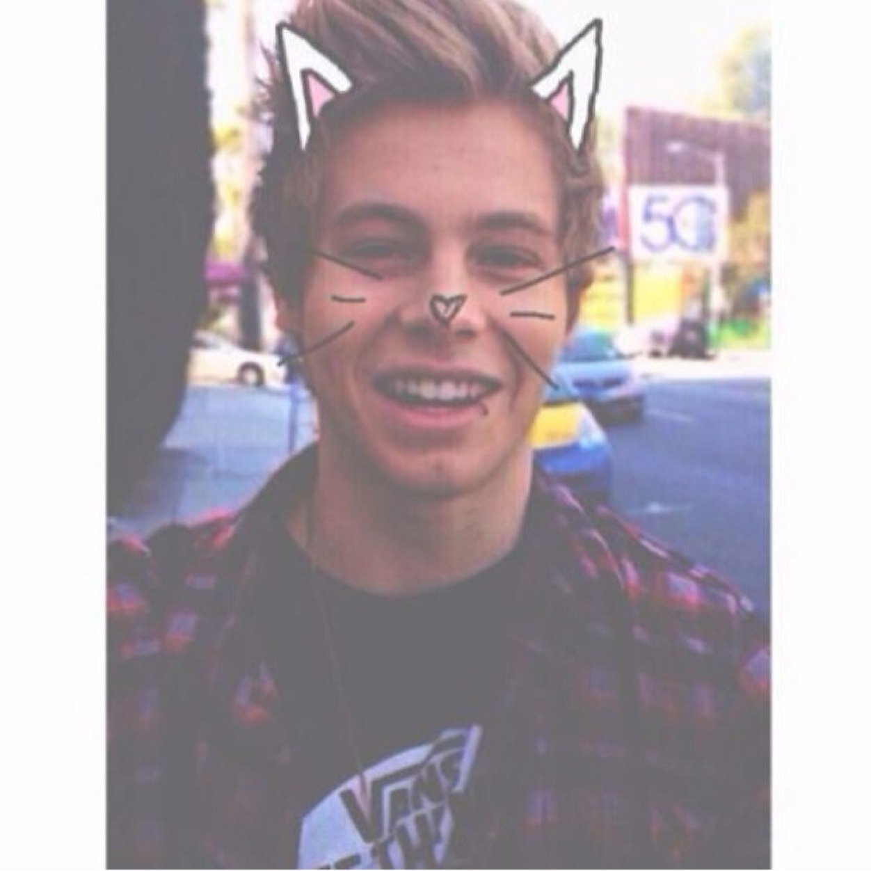 Hey follow @veggiecalum shes looking for new mutuals and you can ask her for a dm to luke/4