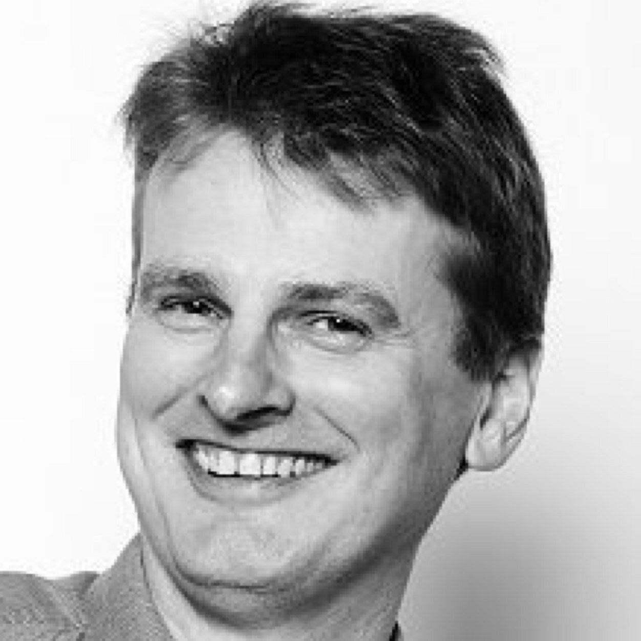 *Always deliver, Always learn, Always have a side project*.
CFO, tids- og biohacker, bogorm, strategi og spilteori, ledelse, generalist - alt med et smil!