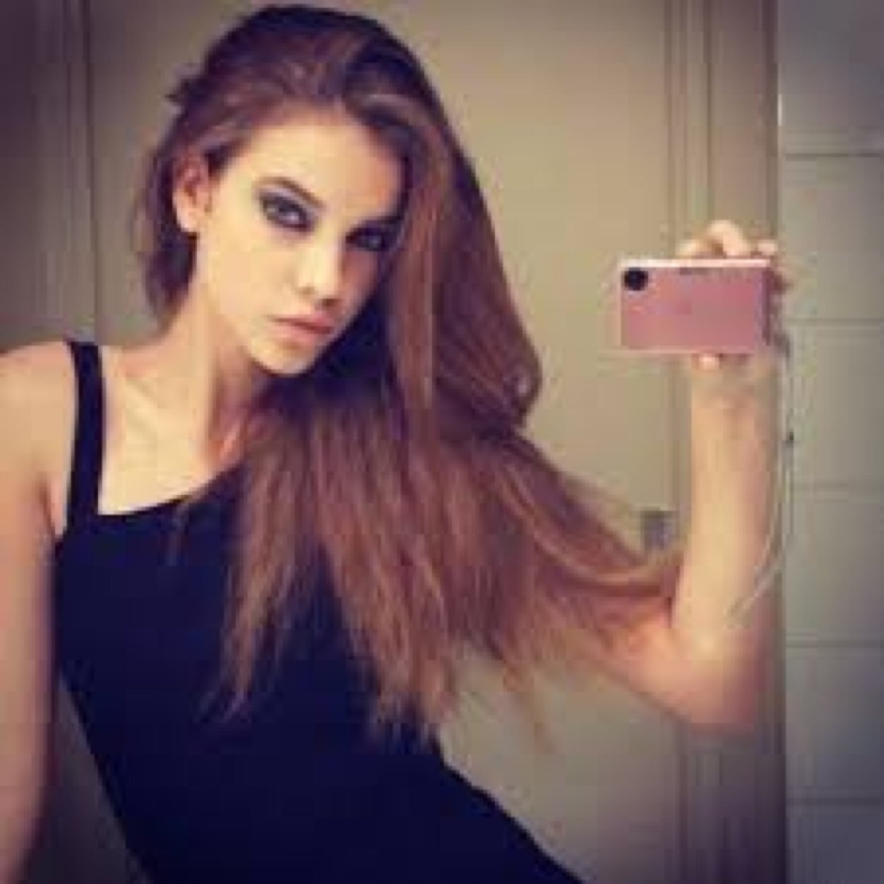barbara palvin, etero, single.