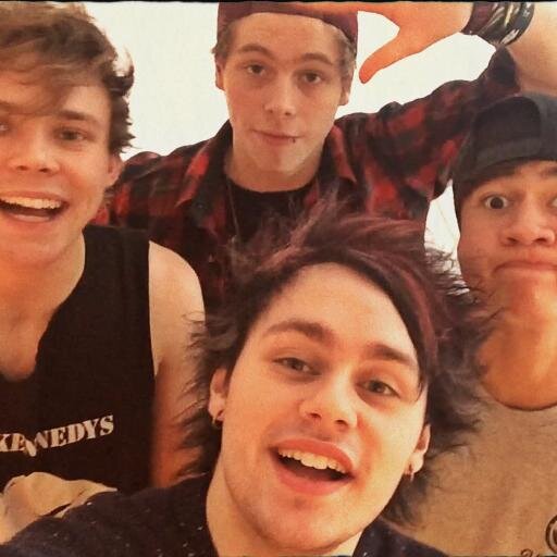 My name is Khayla. I loooooove 5 Seconds of Summer !!!