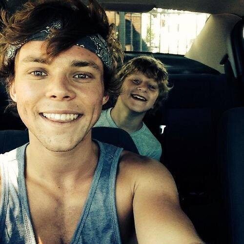 Follow @AshtonFacts for everything about Ashton İrwin and 5sos