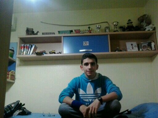Viviendo desde el 99.Aficionado a la magia y estudiante. Salir con mis amigos es lo que más me gusta. ~Si la vida te da la espalda,tócale el trasero~.