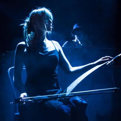 vokalist gitarist låtskriver & sagspiller i @thebeesniece, Sosionom med Master i Helse og Empowerment, Sosialist, jobber i psykisk helse.