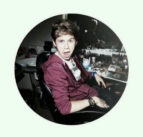 Can you please follow @niallftjmo and not this acc? :)