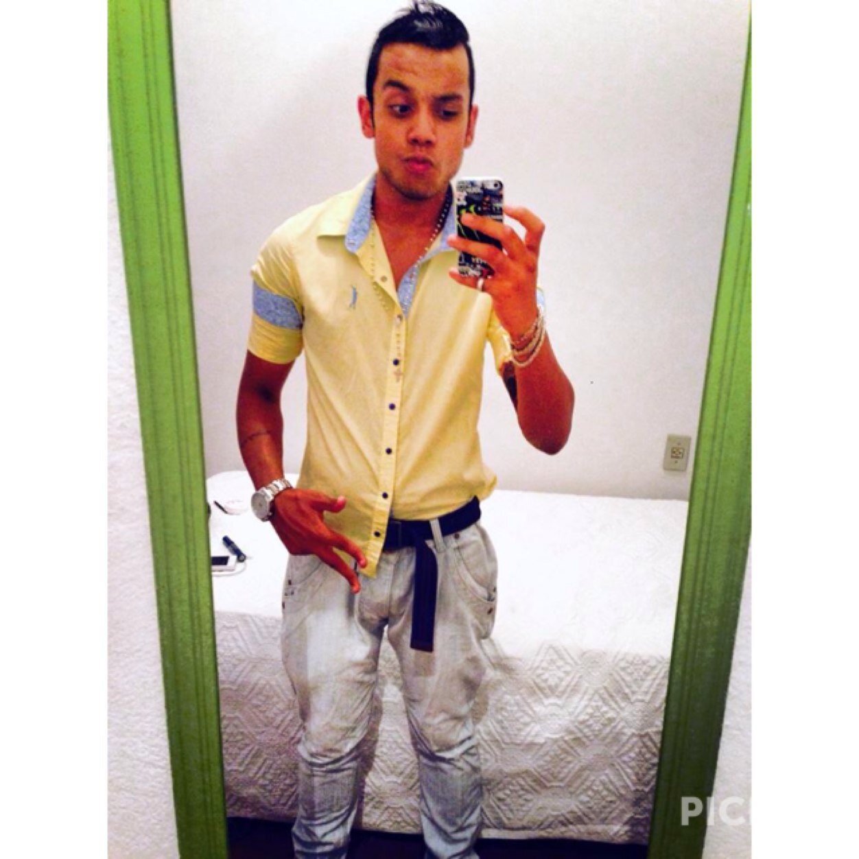 nao tenho tempo pra absolutamente nada, tentar ser feliz me consome muito (: