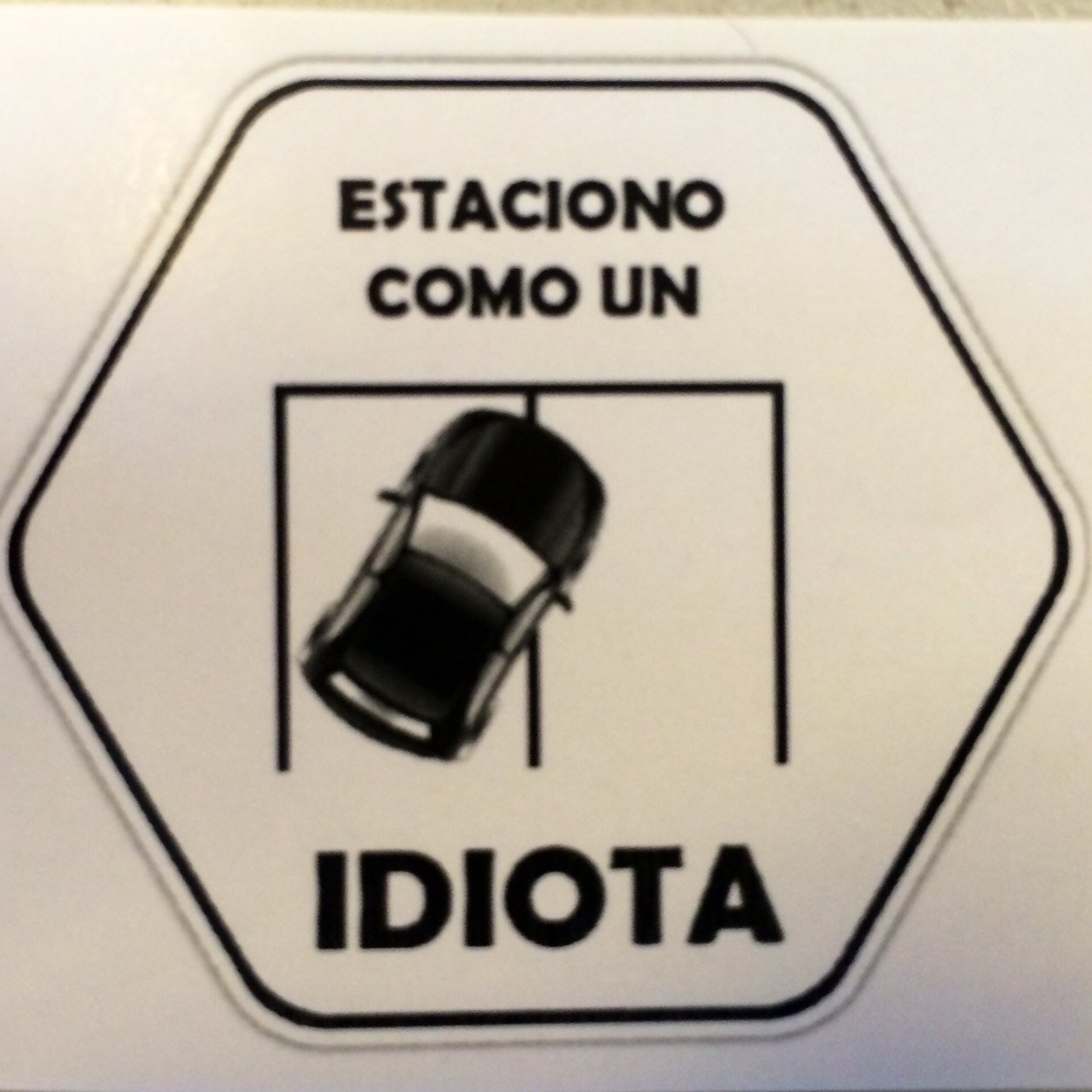 Cuando alguien estacione mal, ahí estaré.
 Le pegaré un pegotin, y lo mostraré al mundo, tal como merece!