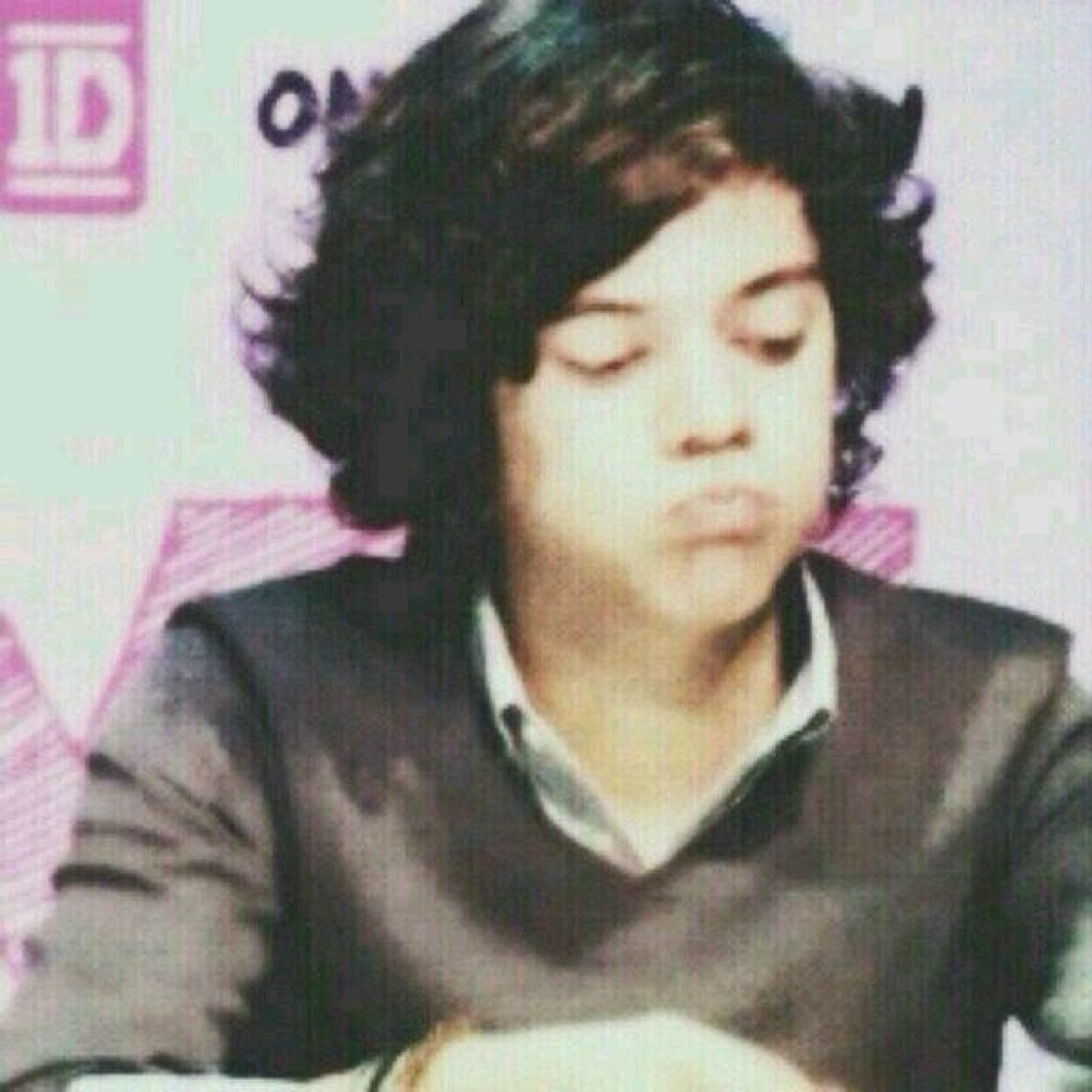 Hey this is a message from @cecelopez1D She Loves you.