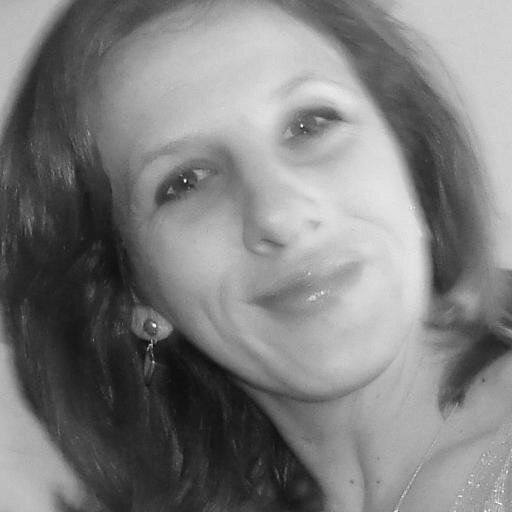 caroline_vachon's profile picture. « Petite maman d'amour » œuvrant en communication. Nostalgique des années 50, le jazz m'y transporte. Mon image de marque ; une fleur dans les cheveux. ;)