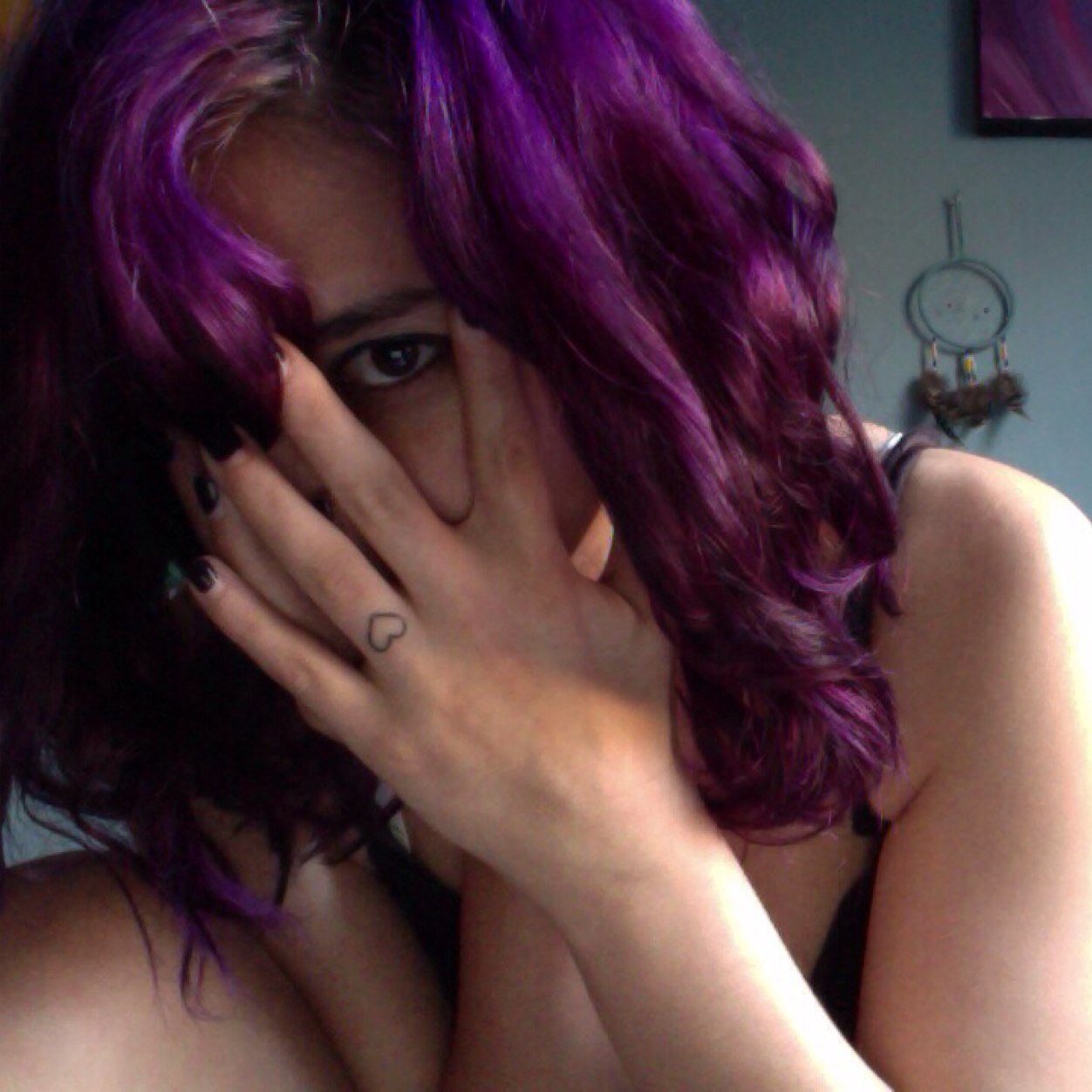 ilseesabrina's profile picture. Astronauta de estados alterados, eternamente despeinada, miope, amante de los gatos, enferma mental, loca si asi lo deseas.