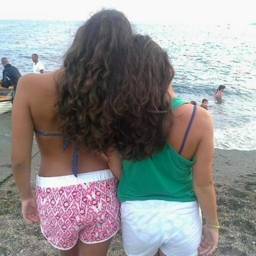 Estoy como una regadera ;) Pisando la tierra desde el 98, intentando sacar sonrisas :) El tonto de @IFAVeador. Sueño. Viajar por ahi. Soñadora.