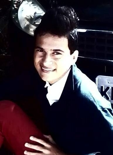 Ninguém é tão feio como na identidade, bonito como no Orkut, feliz como no Facebook, simpático como no Twitter e ocupado como no MSN. #fato