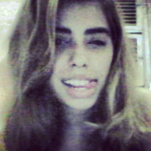 Tenho 20 anos, sou de capricórnio, #Chatinha também, curto ROCK.       Ahhh é, e sou Princesa U.u. Tchau! :*