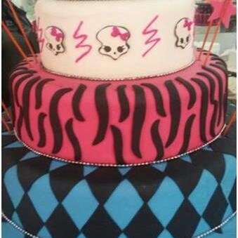 Elaboramos cotillones, chupeteros, tortas decoradas, globos personalizados. Alquilamos carros de perros calientes, cotuferas etc. Dkorarte4@gmail.com
