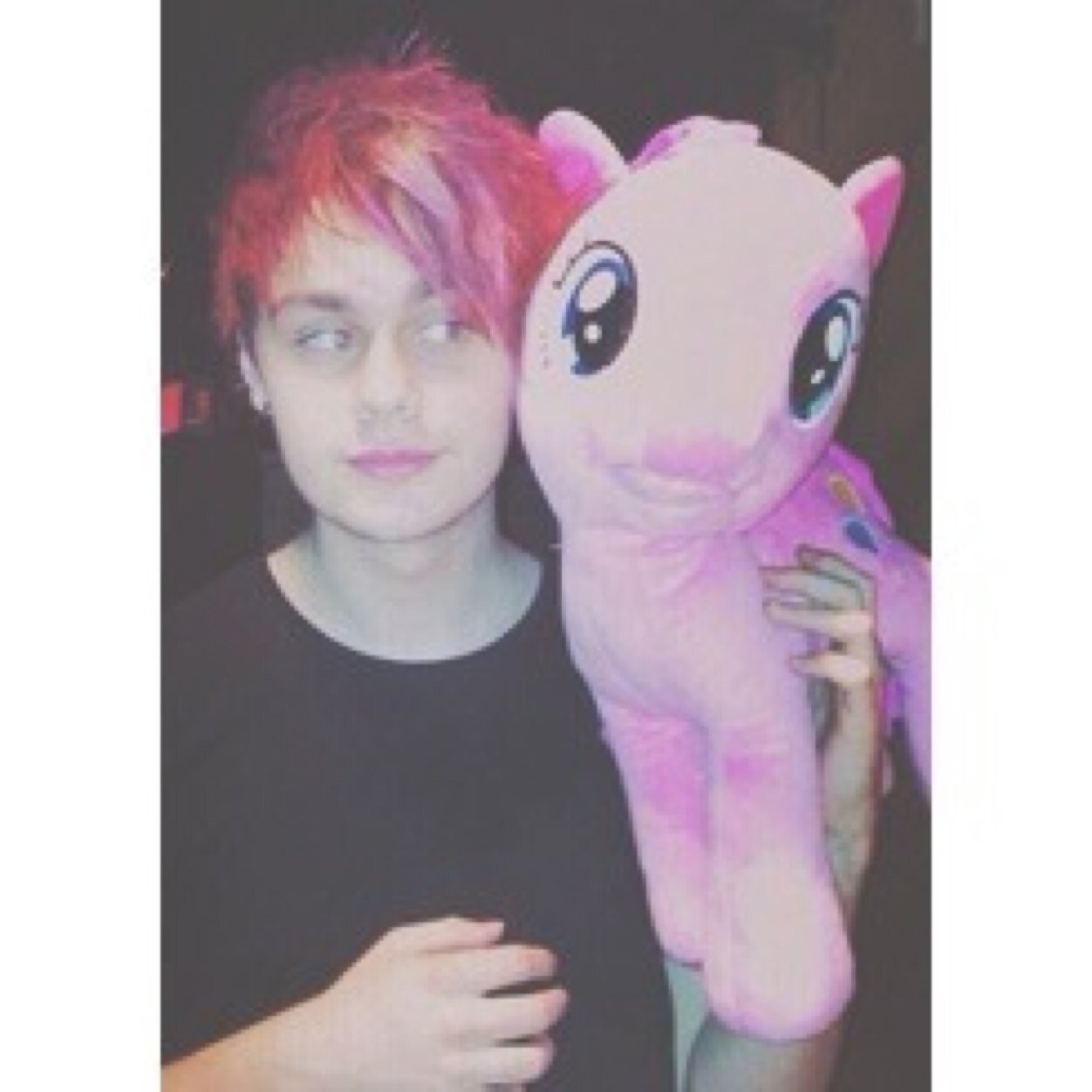 Hey follow @veggiecalum shes looking for new mutuals and you can ask her for a dm to luke/4
