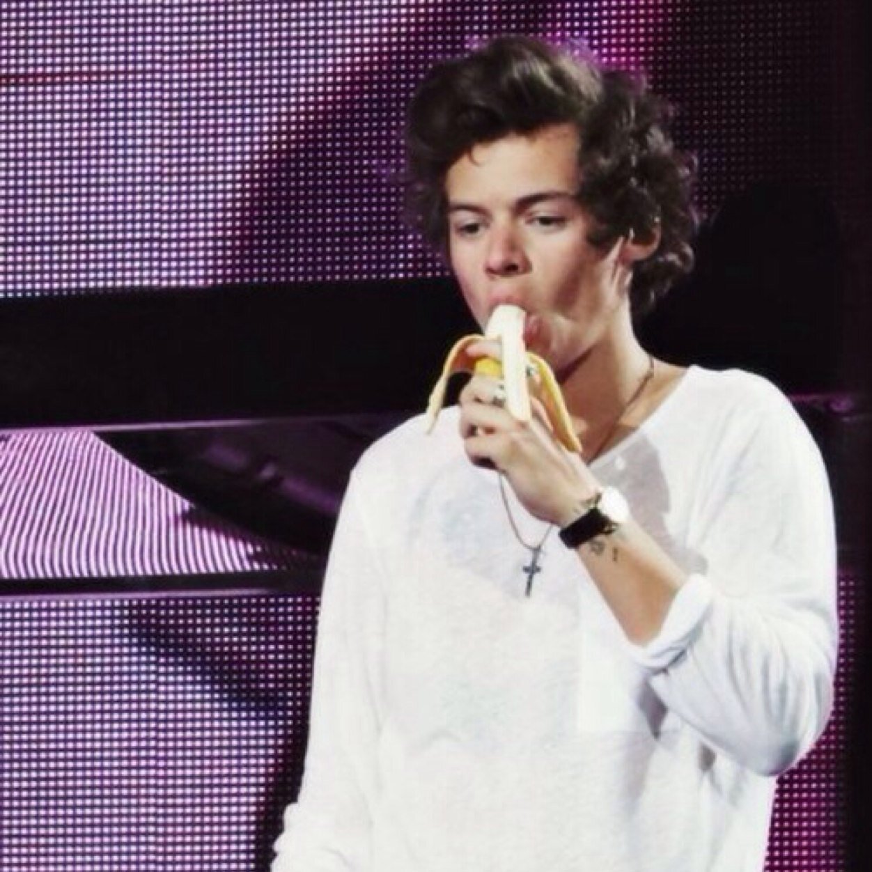 Harry Styles is a british whore, who brings sexyback & is a fucking sex god.