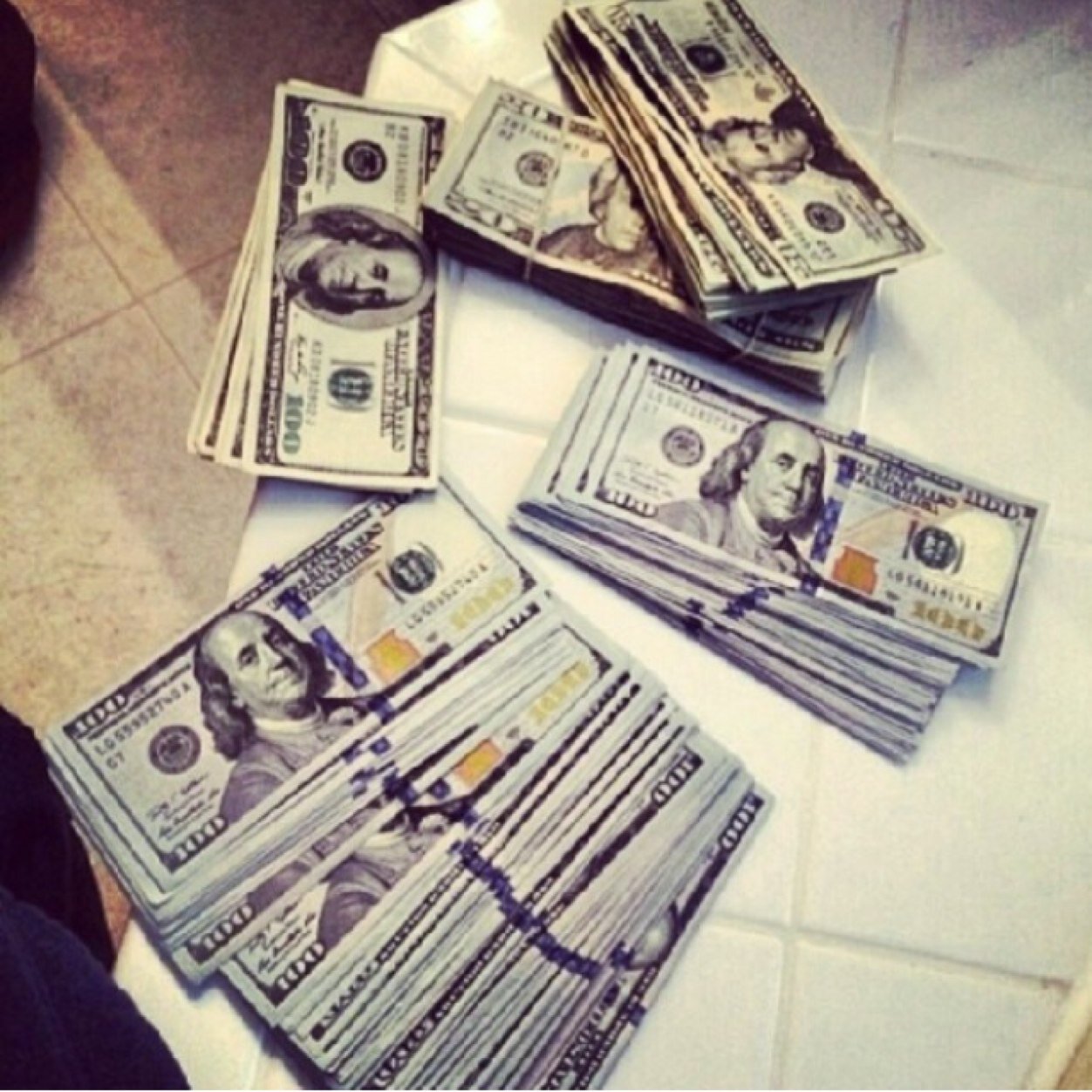 InstantRewards. Complete the 1.00 crefit offer to join. Then start making 20$ for every person you refer. DM ME FOR MORE INFO