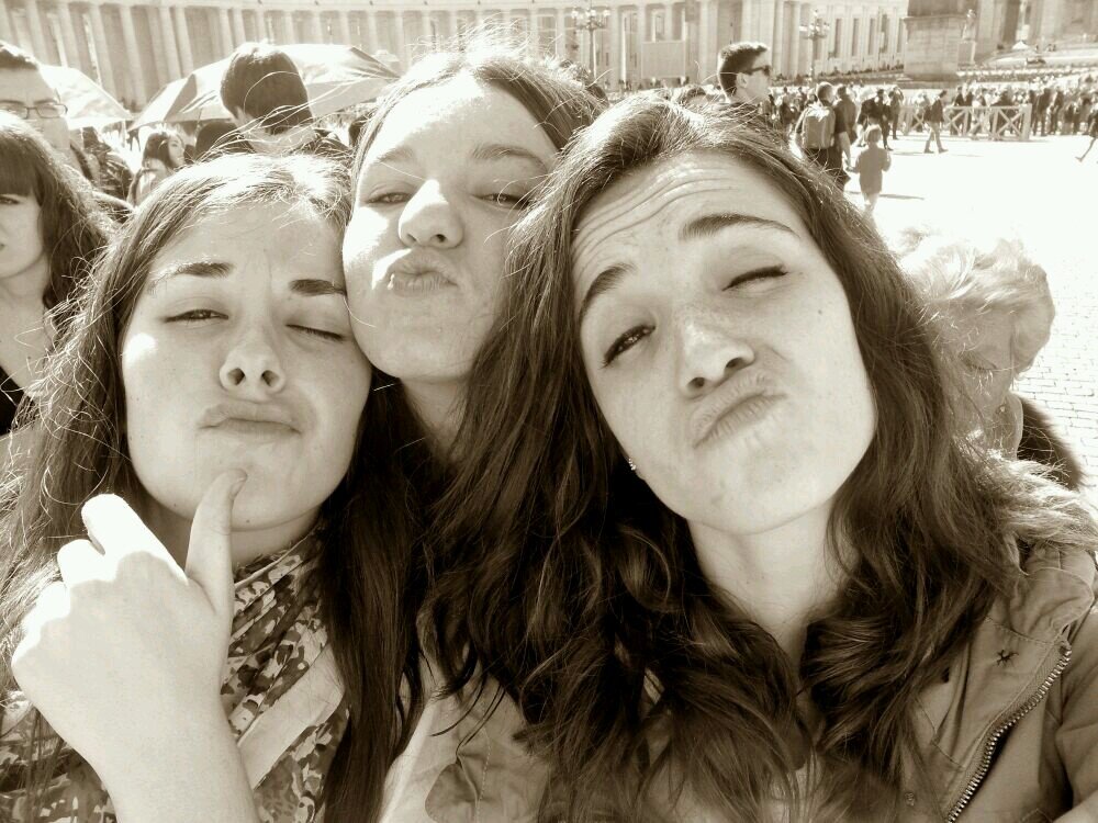 Queda prohibido echar a alguien de menos sin
alegrarte,olvidar sus ojos,su risa.
Sonríe ante las dificultades; BETI PREST:)           Lo normal es aburrido.