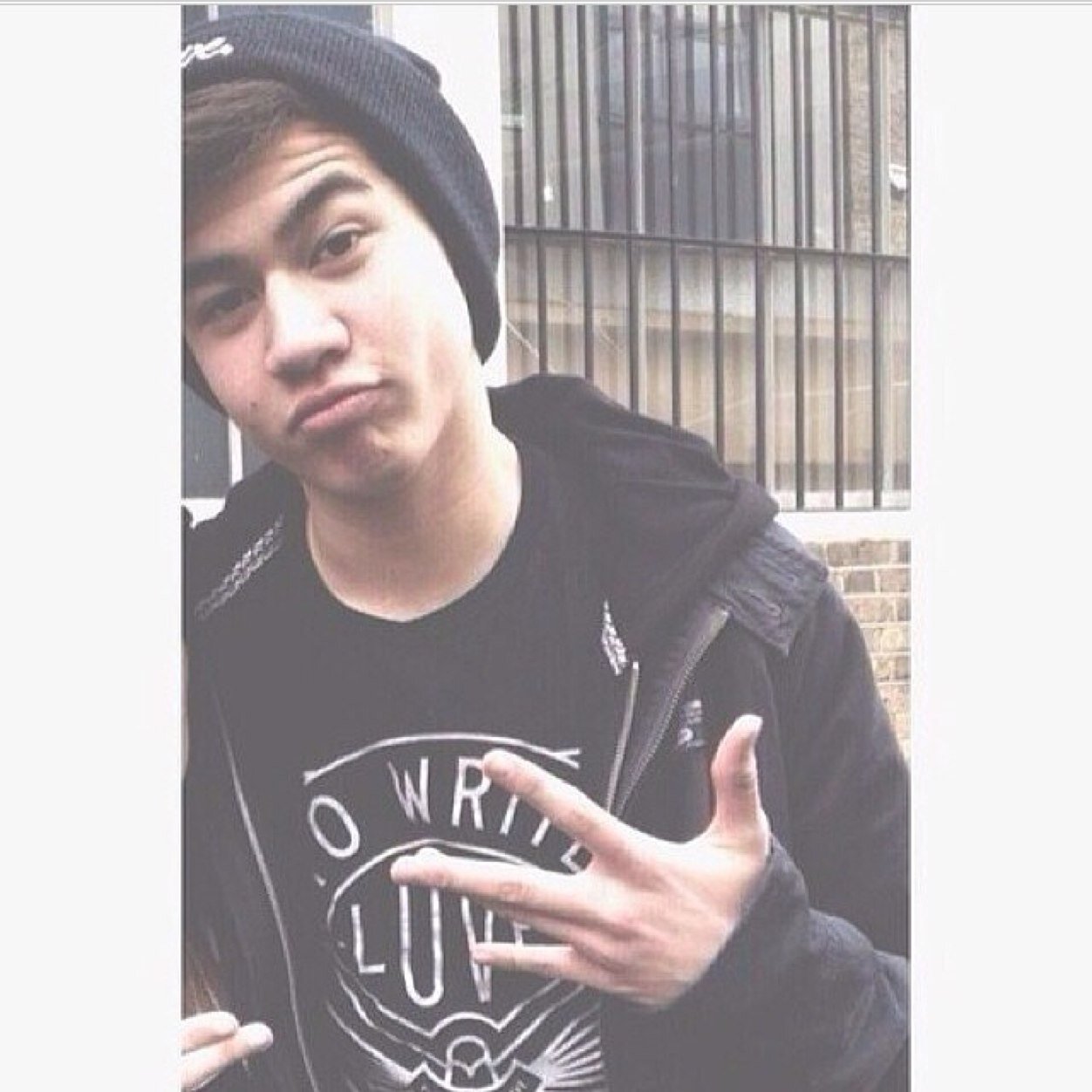 Hey follow @veggiecalum shes looking for new mutuals and you can ask her for a dm to luke/4