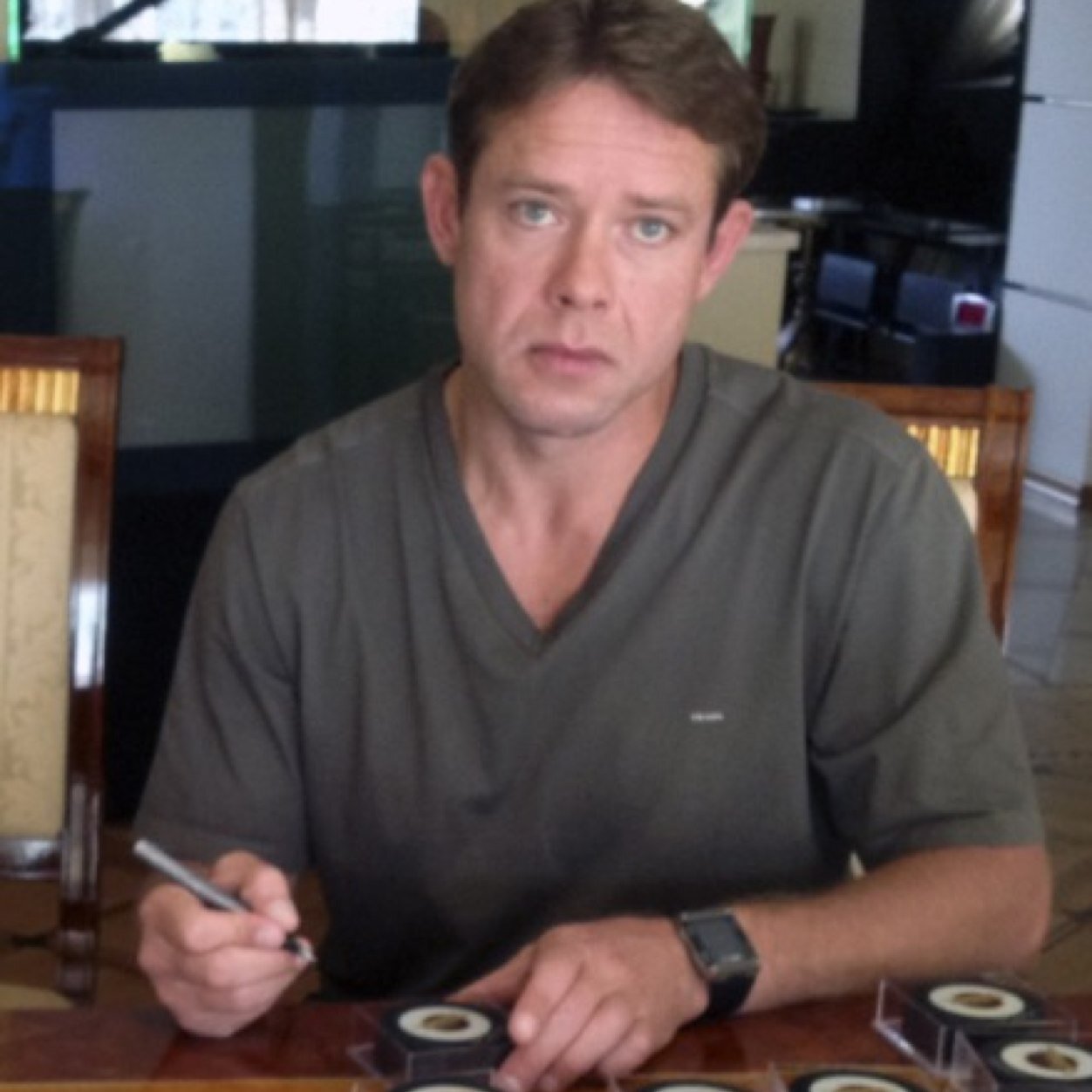 h_quizak's profile picture. Follow back !!