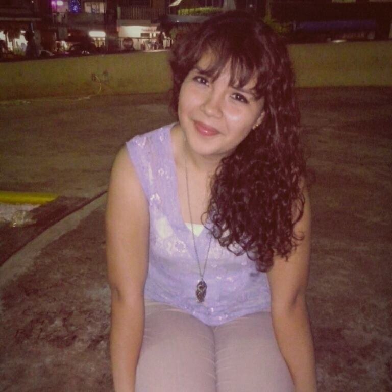 soy una chica muy soñadora un poco niña, sueño con casarme con la persona correcta,disfruto de mis amigos, me gusta ir al parque.