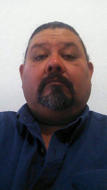 soy una persona  alegre que le gusta salir divertirse  que le gusta  convivir en familia y  con los amigos y trato de  sobresalir en la vida llegar a mis metas
