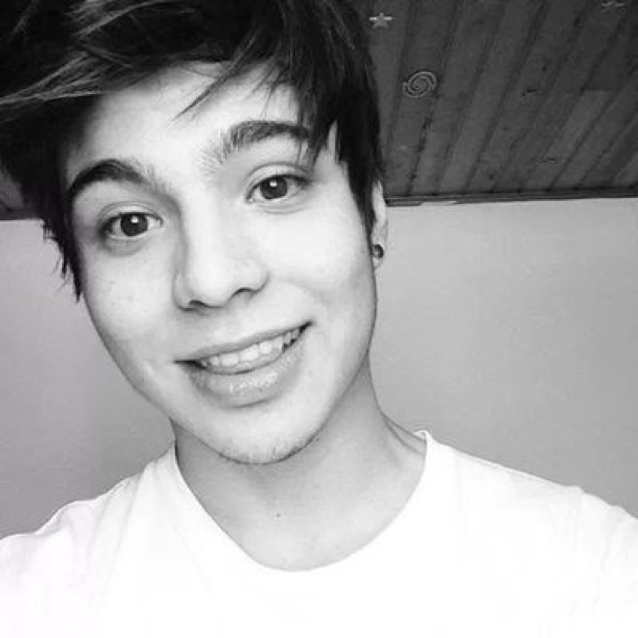 piezadesebas's profile picture. No soy fan, soy pieza del cubo.