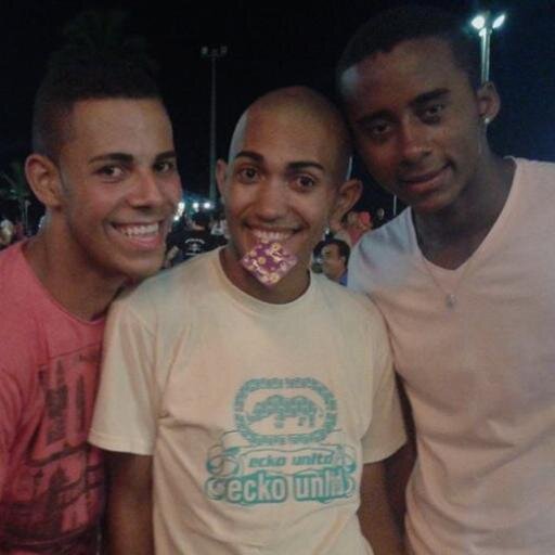 A vida é feita de momentos, eu aproveito os bons, aprendo com os ruins, supero os dificeis, e assim vou vivendo.