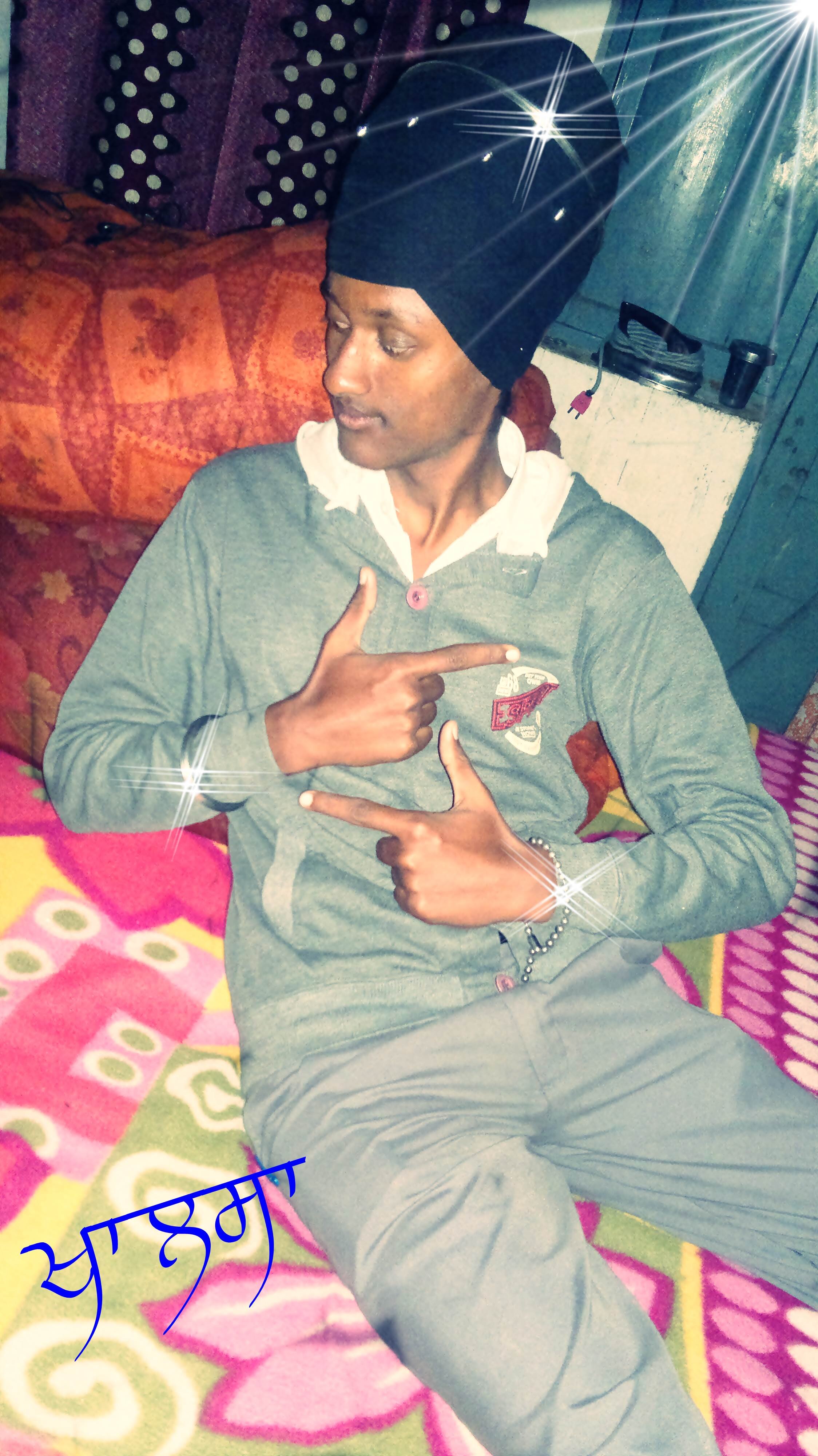 Amritpa44321337's profile picture. ਪੜ ਲੈਣਾ ਇਤਿਹਾਸ ਜੇ ਵਾਕਿਫ ਨਹੀਂ ਸਾਡੇ
ਕਿਰਦਾਰਾਂ ਤੋਂ....
ਸੂਰਮਿਆਂ ਦੀ ਨਸਲ ਪਹਿਚਾਣੀ ਜਾਏ ਲਹੂ ਦੀਆਂ
ਧਾਰਾਂ ਤੋਂ....
ਜਿੰਦਗੀ ਜਿਓਣ ਦਾ ਢੰਗ ਪੁੱਛੋ ਸਾਬਤ ਸੂਰਤ
ਸਰਦਾਰਾਂ ਤੋਂ...