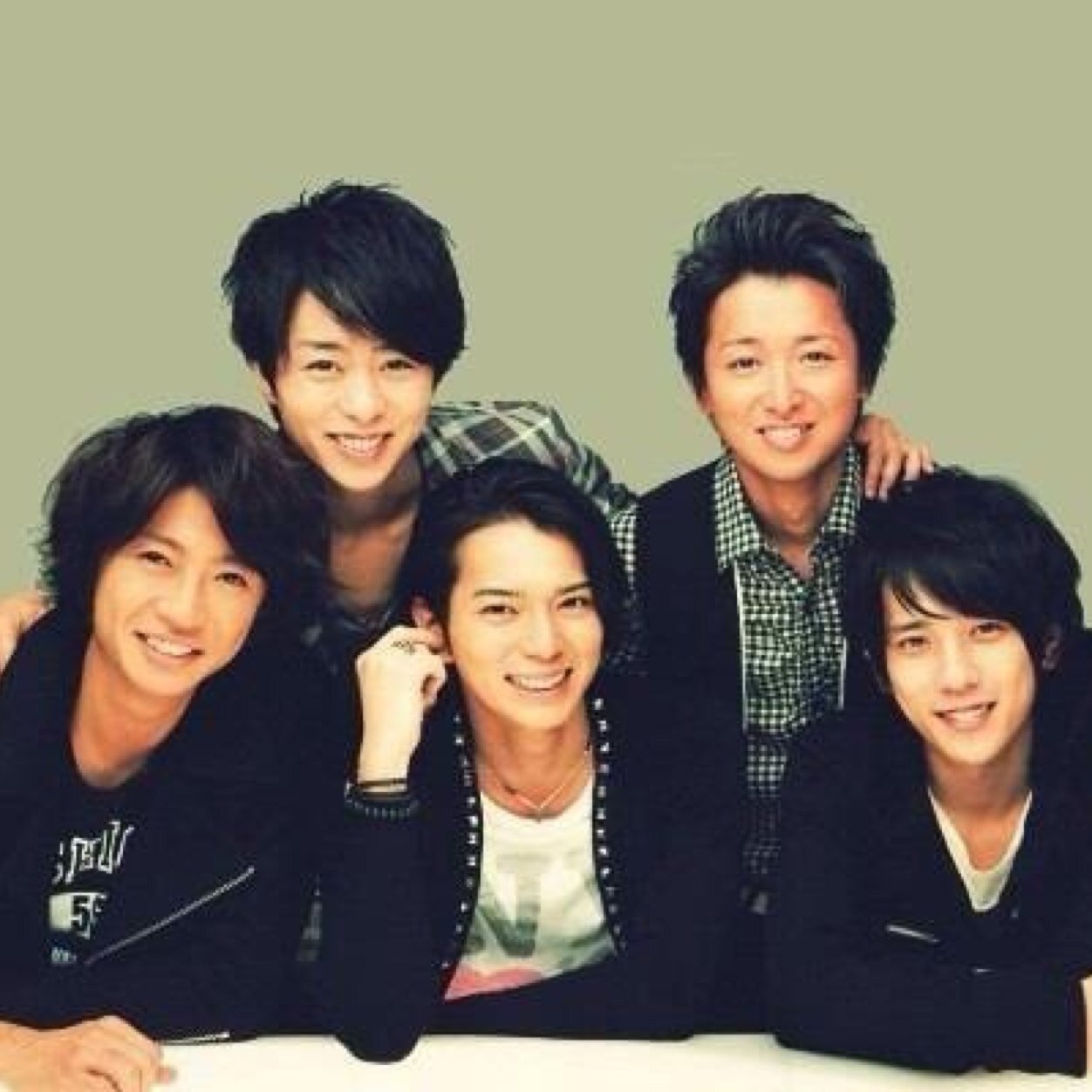 嵐の歌詞botです。ランダムでひとことずつ呟きます。曲名は書きません。