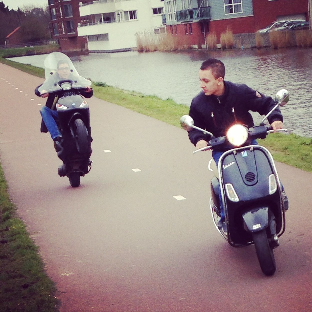 Ik wil schreeuwen, schelden frustraties eruit slaan. Kan al die fucking woede in me kop niet meer uitstaan.