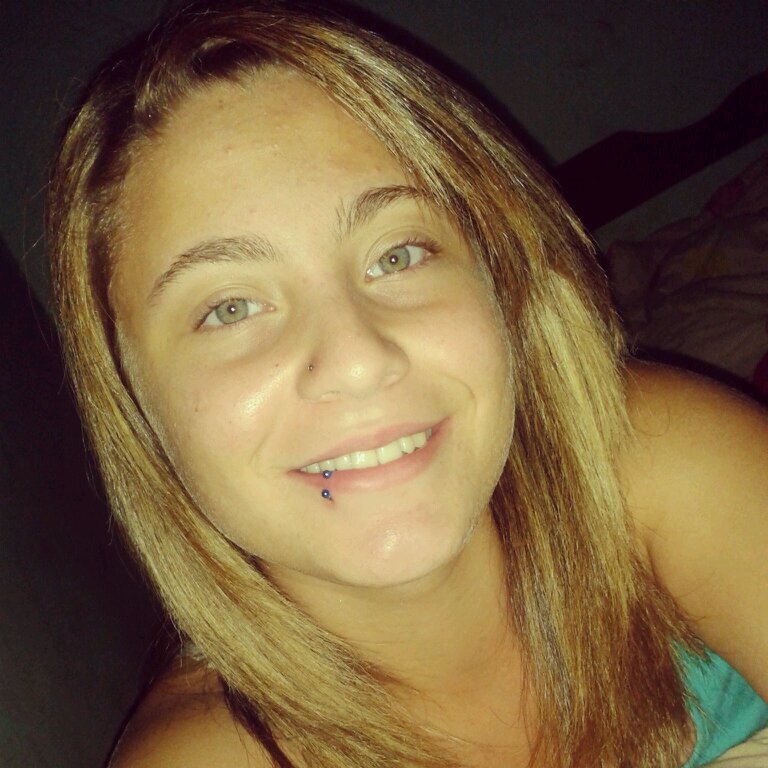 _  ela é diferente , ela é engraçada , é inteligente , e também é bem humorada   (♪                  sigo todos de volta ;**