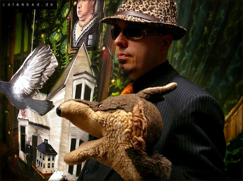 I am a kinky handpuppet and artist as well