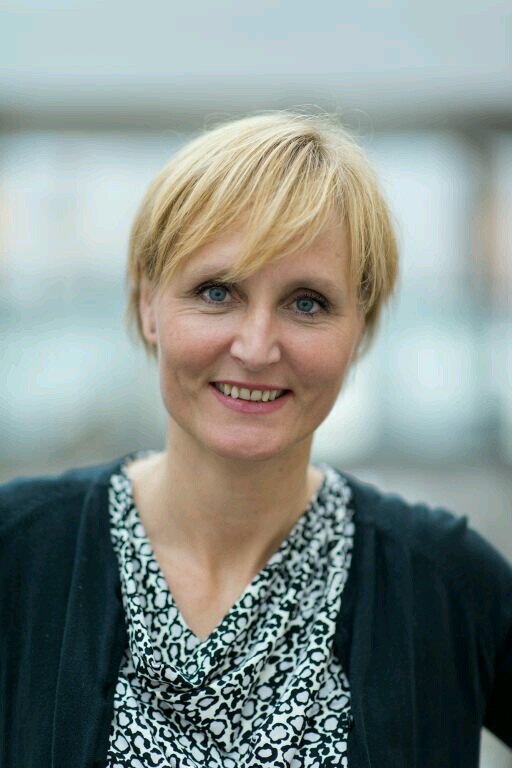 Firebarnsmor og HR-direktør med hjerte for mangfold,  tro på bærekraft, entusiasme for fotball og glede av litteratur.