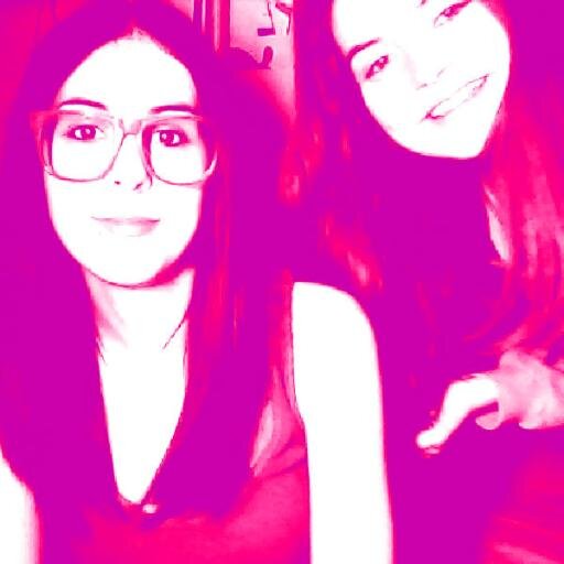 Mireia desde 1992. Judit desde 2000. 
Hermanos y hermanas están tan cerca como las manos y los pies. ♡