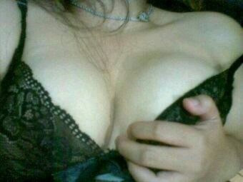 bulan_bunga's profile picture. my pin 7CB84DE1