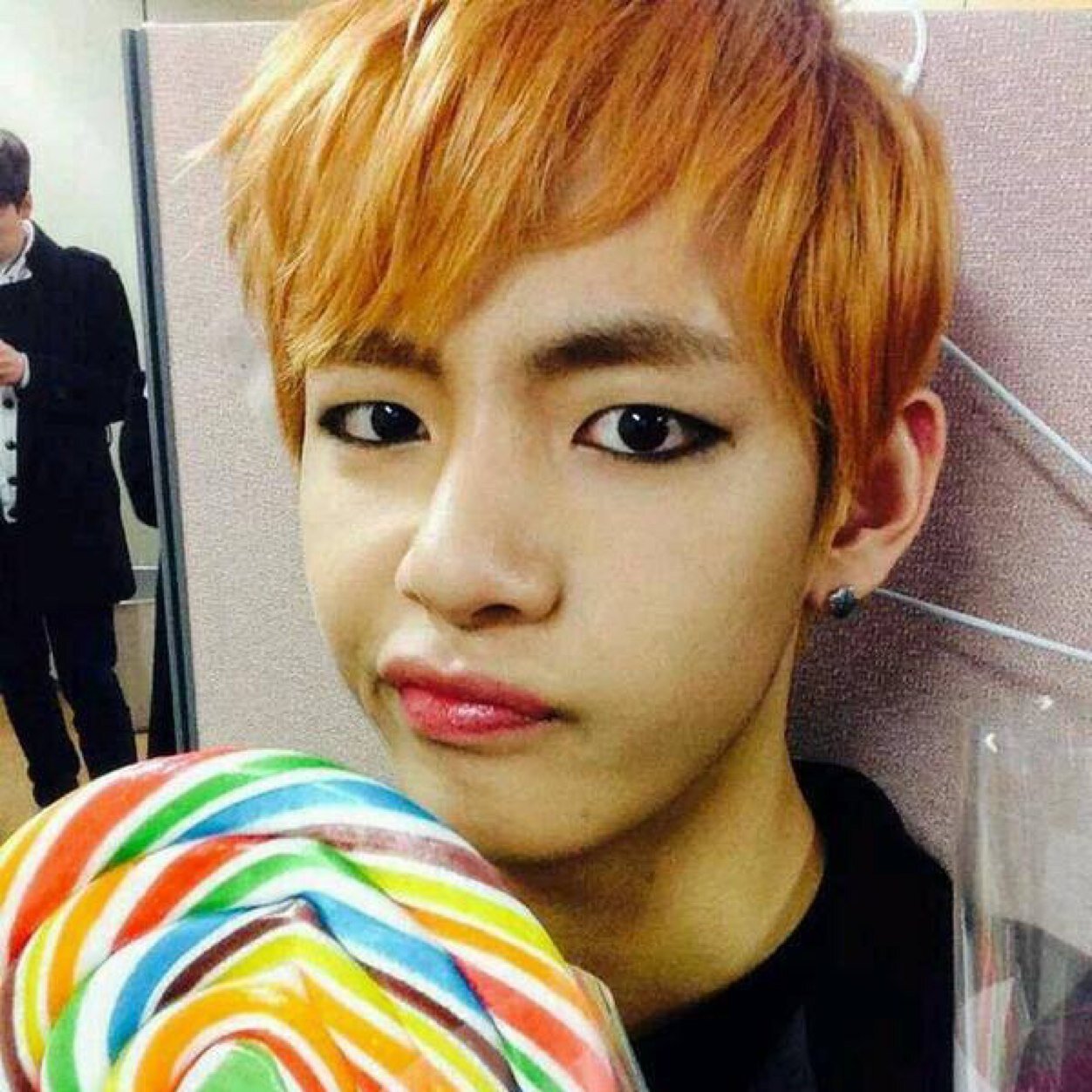 อันนยองครับ ผมคิมแทฮยองหรือ V สมาชิของBTSครับ เด็กน้อยน่ารัก อยากรู้จักผมหรือเปล่านะ? แวะมาคุยกับผมสิ #ไม่นิยมดราม่า ☆〜（ゝ。∂） #95line #A.R.M.Y 1995/12/30