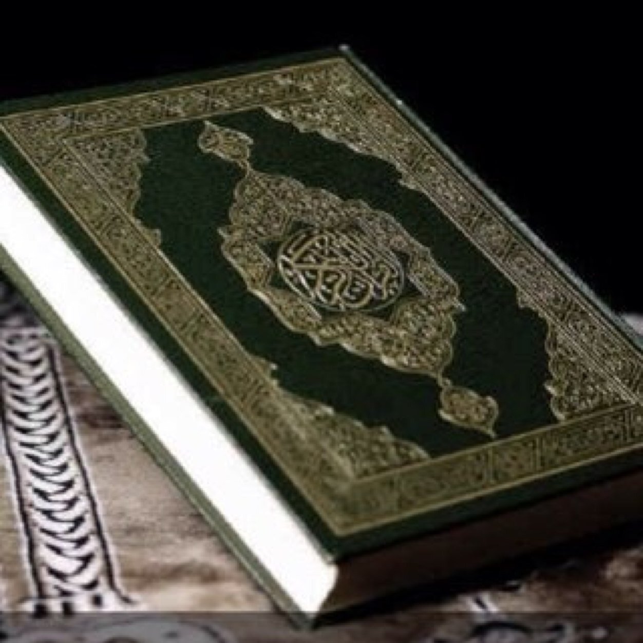إِلَهي لا تُعَذِّبني ... فَإِنّي مُقِرٌّ بِالَّذي قَد كانَ مِنّي وَما لي حيلَةٌ إِلا رَجائي ... وَعَفوُكَ إِن عَفَوتَ وَحُسنُ ظَنّي