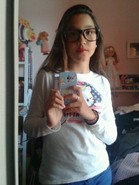 Rociera , Sevillana , Cofrade , me encanta estar con mis amigos ♡♥:)