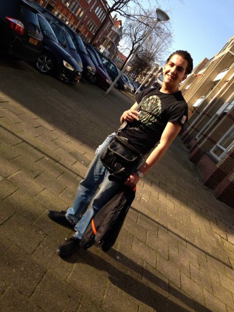 Ik ben real broer, mischien de beste niet.            Soms gaan er dingen fuckt upp en zit er een broeder lockt upp free me bro Five-O