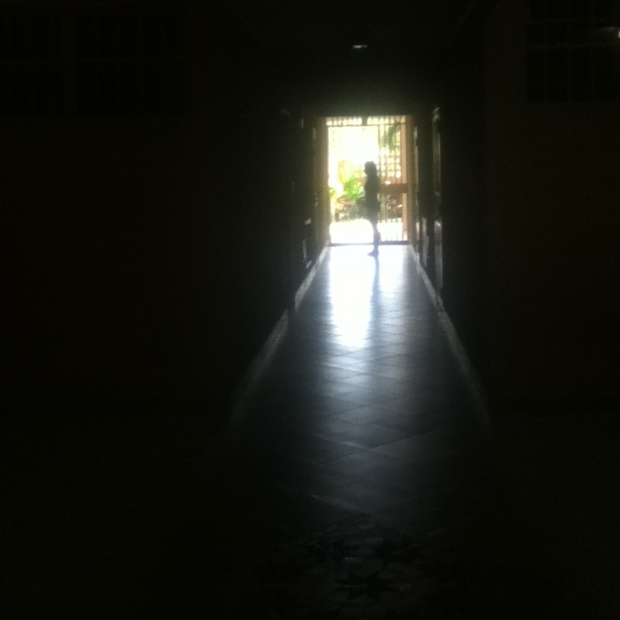 Blog con cartas reflexivas de Venezuela, mujer que siente y respira oculta entre muros y rocas.