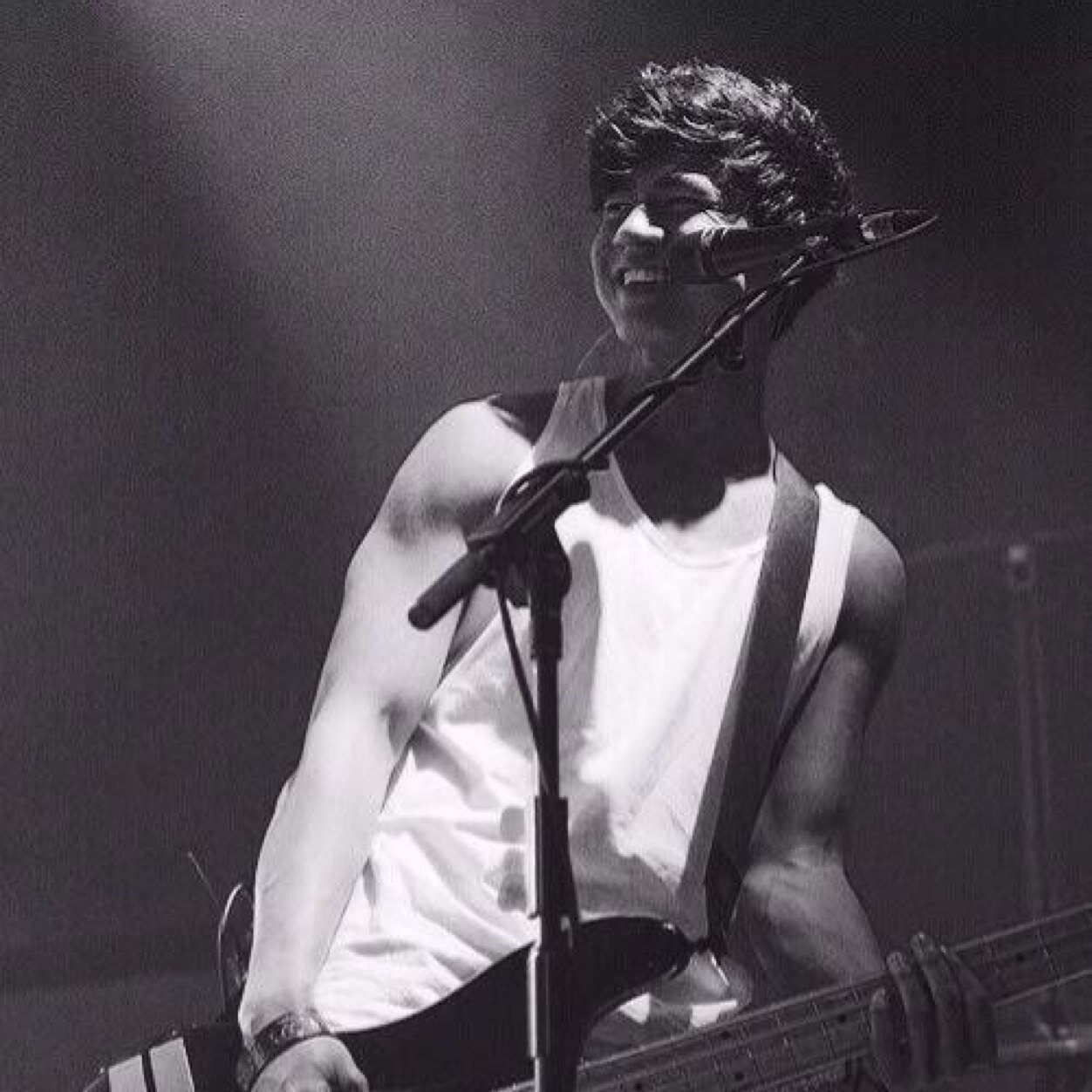 this is a free follow from @liamsmhpayne follow me and ask for a dm to 5sos :)